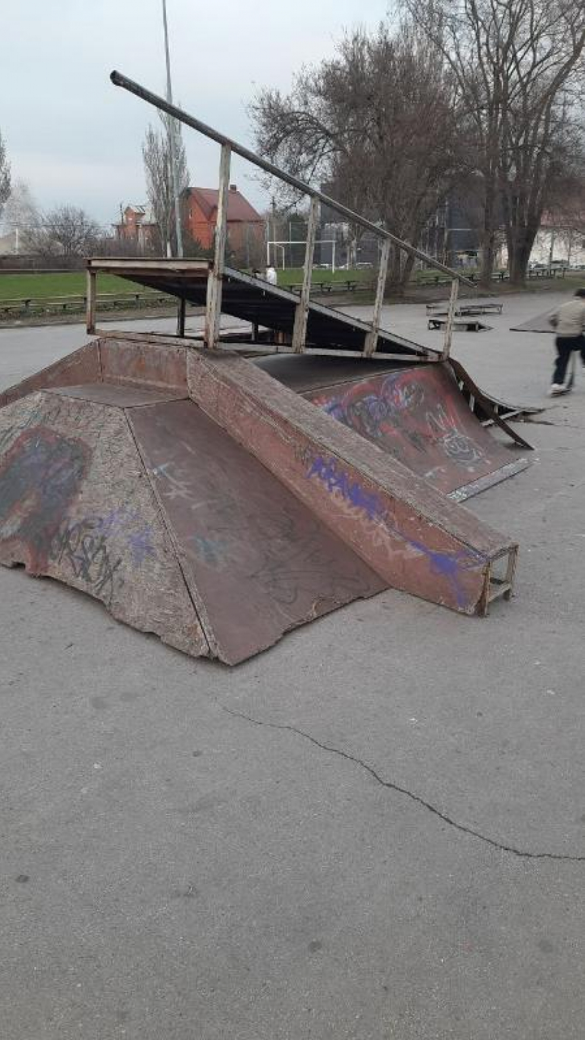 "Напротив всё сияет и моргает": таганрожец рассказал об опасной детской площадке возле «Мармелада"