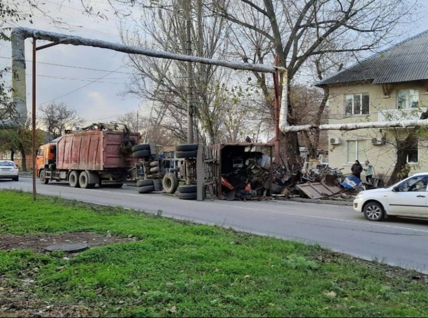  В Таганроге перевернулся большегруз с металлоломом