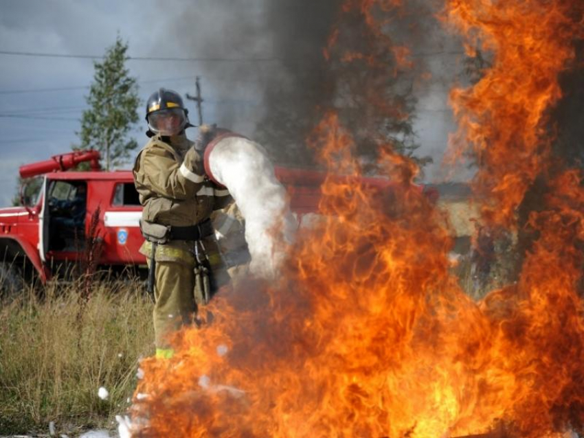 Сотрудники МЧС предупреждают о высокой пожароопасности в Таганроге