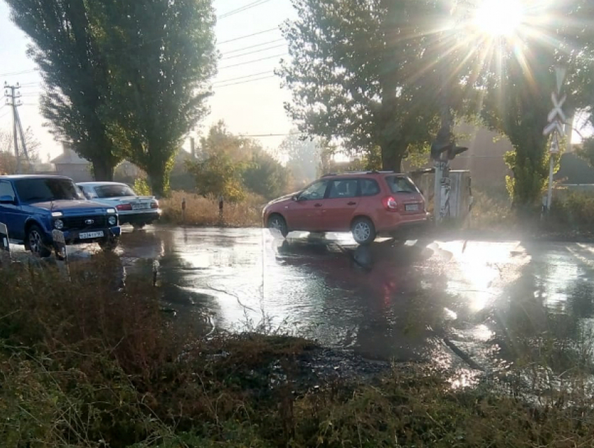 Неделю питьевая вода бьёт фонтаном на Поляковском шоссе в Таганроге