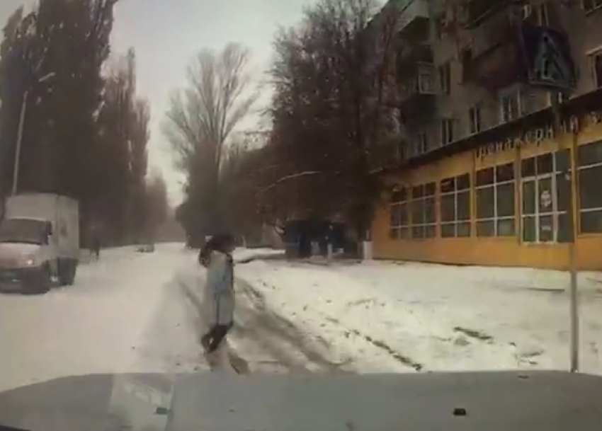 В сети появилась видеозапись виновника ДТП на улице Лизы Чайкиной в Таганроге