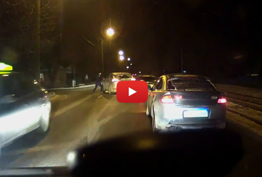 В Таганроге два водителя устроили дорожные разборки прямо посреди проезжей части