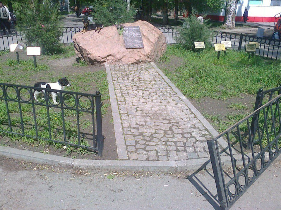 МБУ «Благоустройство» не нашло денег на ремонт калитки у памятника