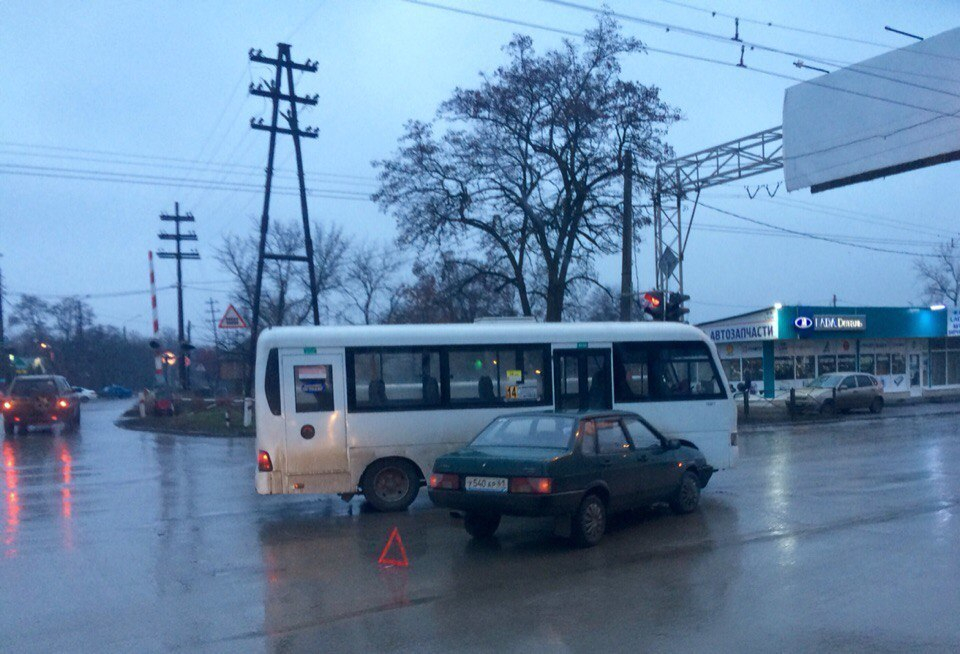 В Таганроге водитель маршрутки не уступил дорогу легковушке