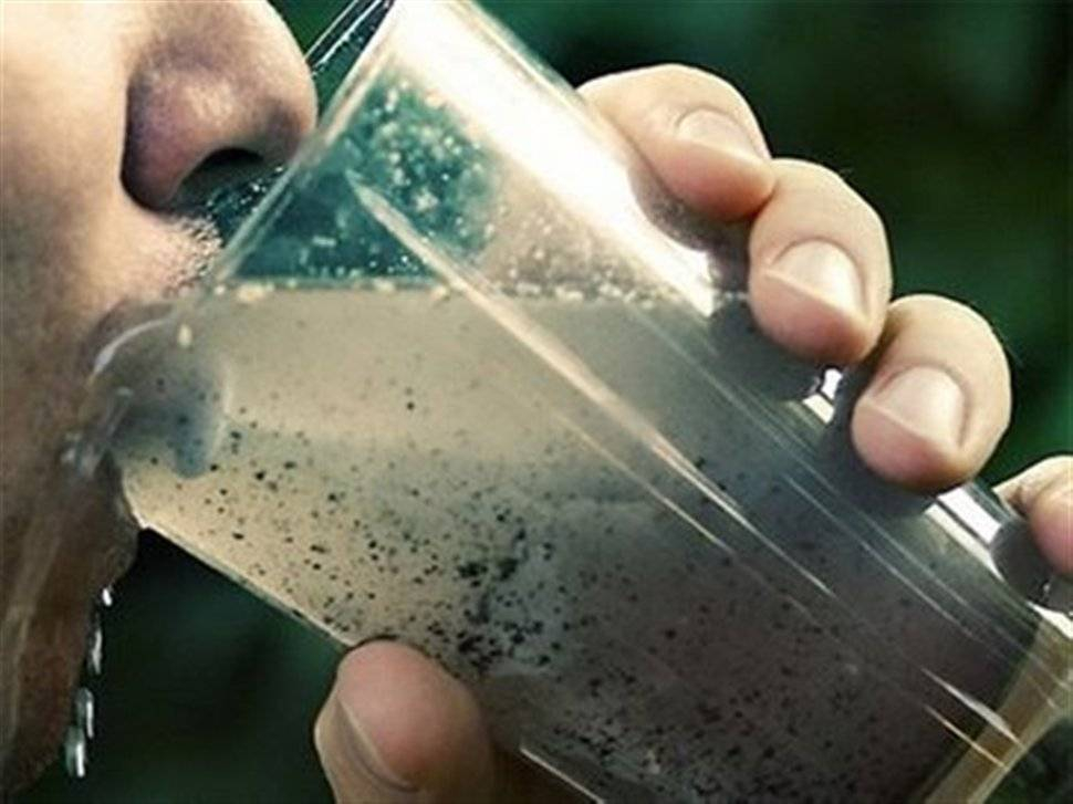 Жители Таганрога продолжают жаловаться на ужасный запах воды в кранах