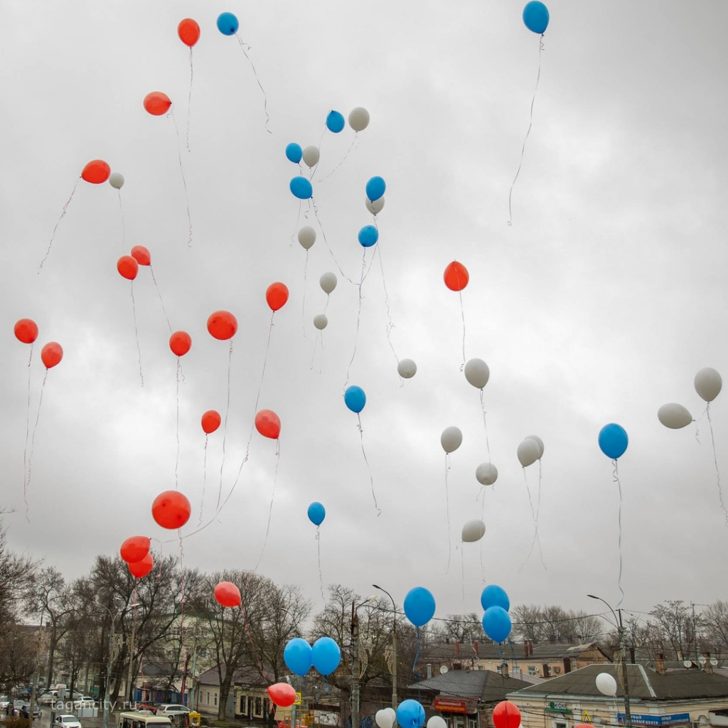 В Таганроге прошла еще серия флешмобов «Своих не бросаем!»