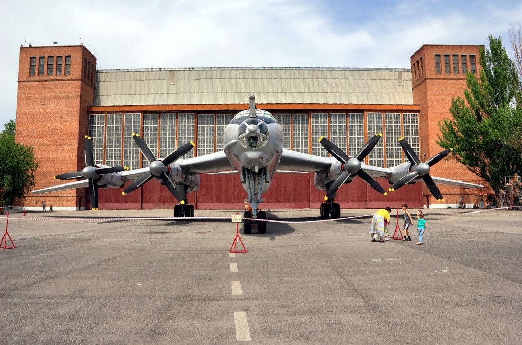 1280px-Taganrog_Beriev_Aircraft_Company_Tu-142MZ_IMG_7913_1725.jpg