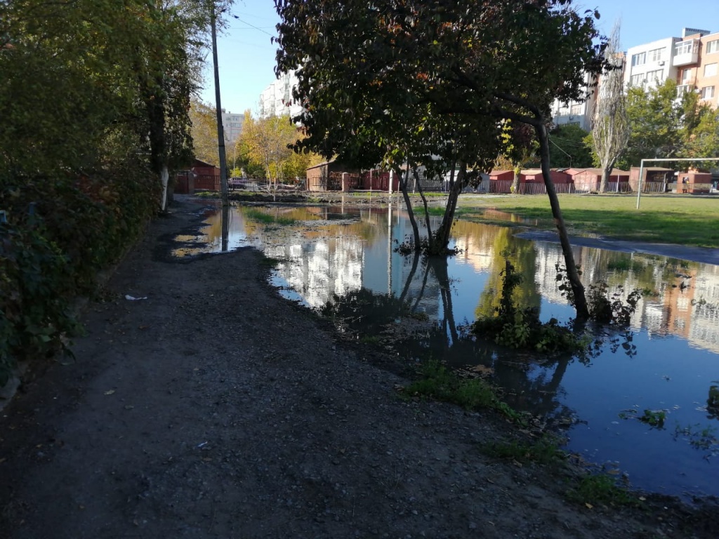 Территория возле школы №36 в Таганроге утопает в грязи и воде