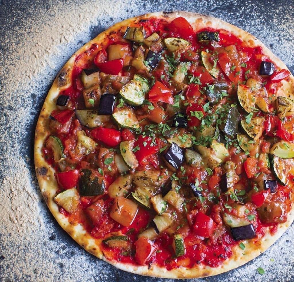 Пицца рататуй. Растительная пицца в игре хорошая пицца отличная. Хорошая пицца отличная пицца рататуй. Пицца рататуй хорошая пицца отличная рататуй. Пиццерия рататуй фото.