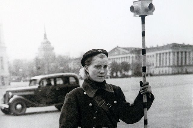 Милиционер-регулировщик с аккумуляторным светофором. 1943 г..jpg