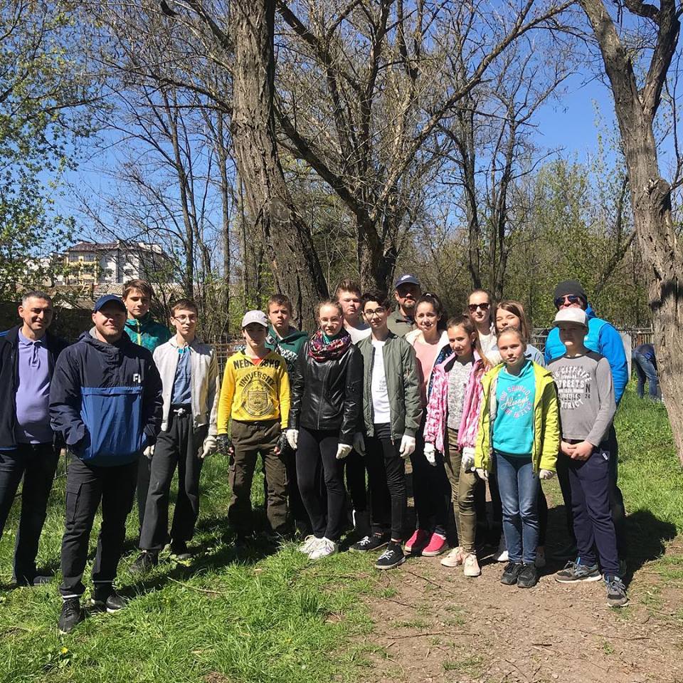 В Таганроге студенты, школьники и партийцы убирали Старое кладбище