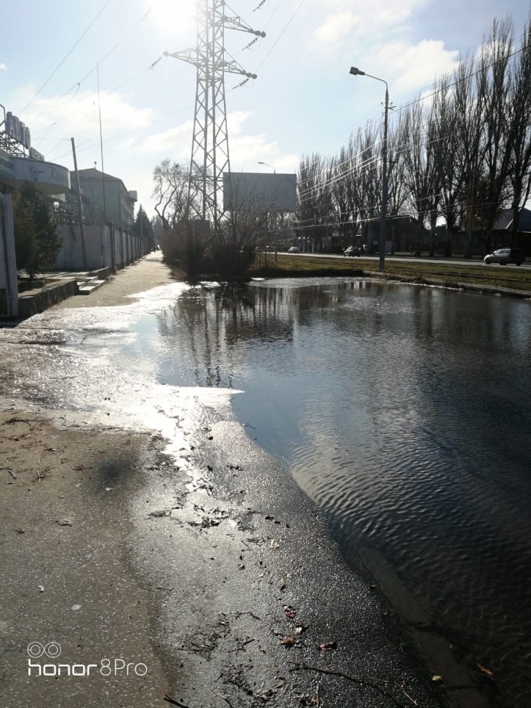 Улица Дзержинского в Таганроге превращается в болото